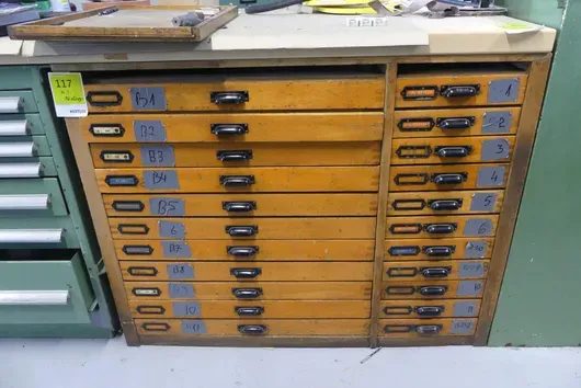 Schubladenschrank, mit Inhalt