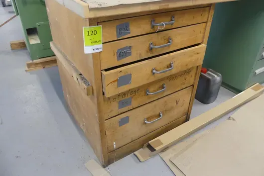 Schubladenschrank, mit Inhalt