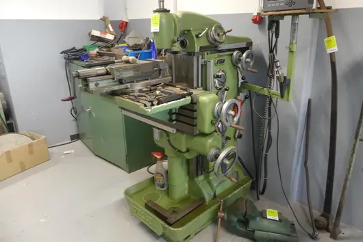 Universal tool milling machine with accessories