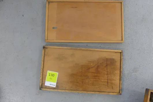 2x Kiste mit Messingbuchstaben (Spiegelschrift)