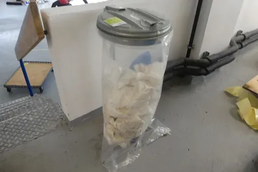 Müllsackständer, mit Inhalt