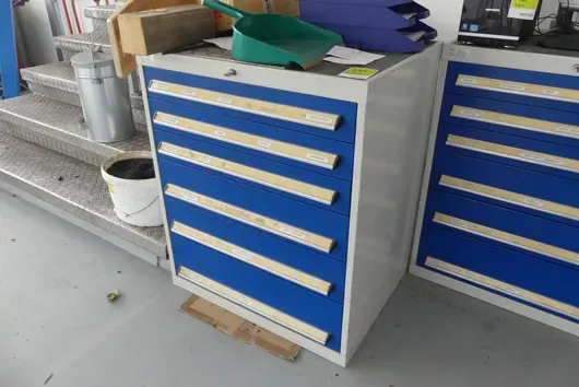 Schubladenschrank, mit Inhalt