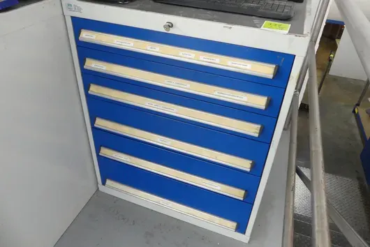 Schubladenschrank, mit Inhalt