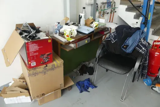 Pracovní stůl se židlí a příslušenstvím