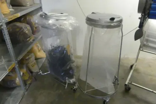 2x afvalzakstandaards, met inhoud