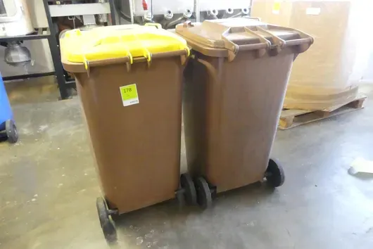2x afvalcontainer, met inhoud