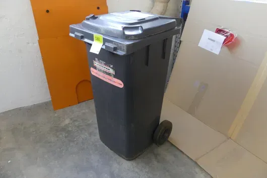 Afvalcontainer, met inhoud