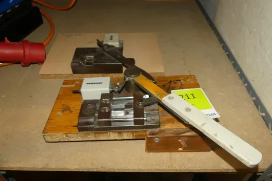 2x mechanical hand device
