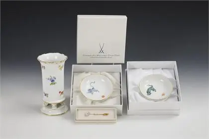Vaas, 2 schaaltjes en speld. Meissen