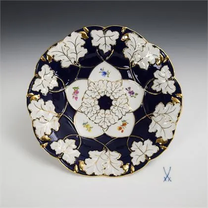 Pronkschaal met kobalt fond. Meissen