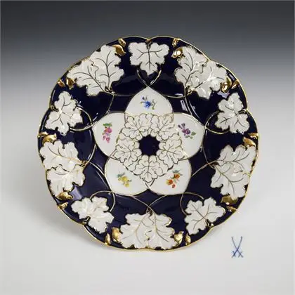 Pronkschaal met kobalt fond. Meissen