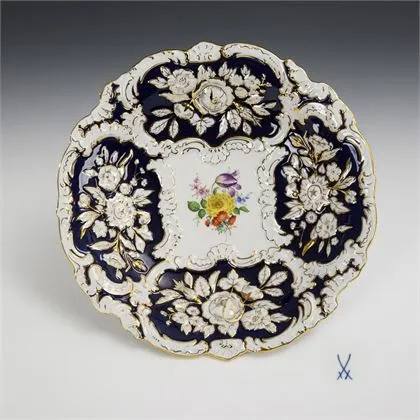 Pronkschaal met bloemreliëf. Meissen