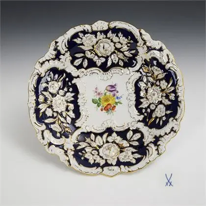 Pronkschaal met bloemreliëf. Meissen