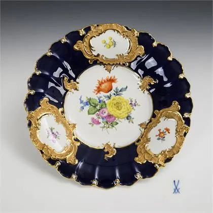 Pronkschaal met kobalt fond. Meissen