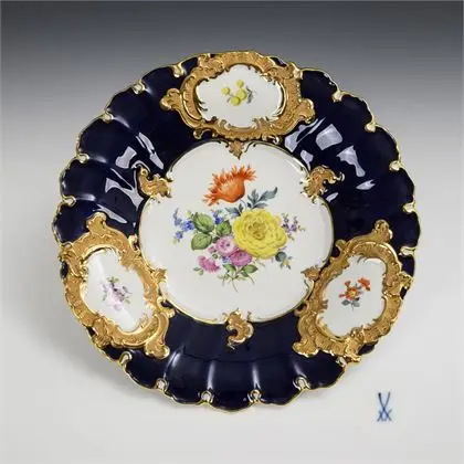 Pronkschaal met kobalt fond. Meissen