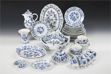 40 pièces d'un service de table et à café Zwiebelmuster. Meissen