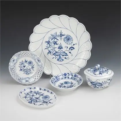 5 Zwiebelmuster-Porzellane. Meissen
