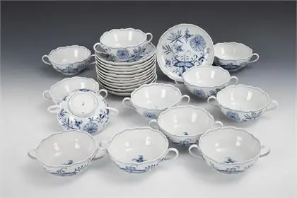 10 Zwiebelmuster-Suppentassen. Meissen