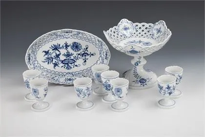 Uiermotief plateau, schaal en 8 eierdopjes. Meissen