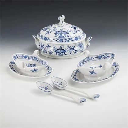 Onion pattern tureen and 2 sauce boats with serving spoons. Meissen