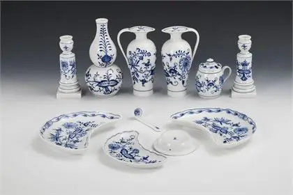 11 Zwiebelmuster-Porzellane. Meissen