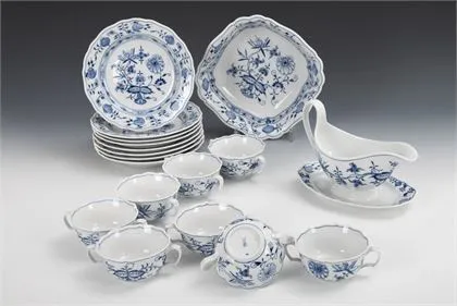 18 Teile eines Zwiebelmuster-Speiseservice. Meissen