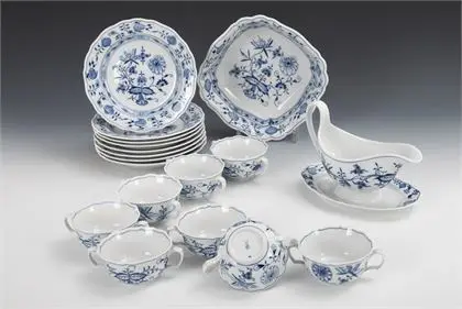 18 Teile eines Zwiebelmuster-Speiseservice. Meissen