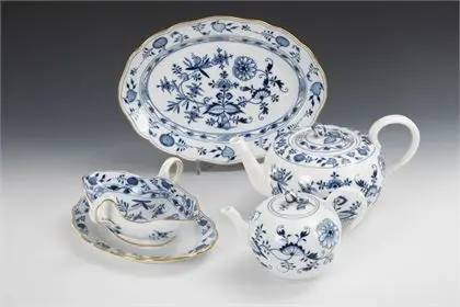 2 Zwiebelmuster-Teekannen, -Sauciere und -Ovalplatte. Meissen