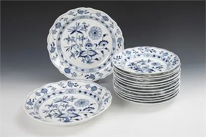 12 Zwiebelmuster-Speiseteller und 2 -Gemüseteller. Meissen