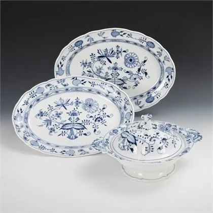 2 Zwiebelmuster-Platten und 1 -Deckelschüssel. Meissen