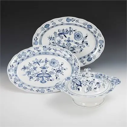 2 Zwiebelmuster-Platten und 1 -Deckelschüssel. Meissen