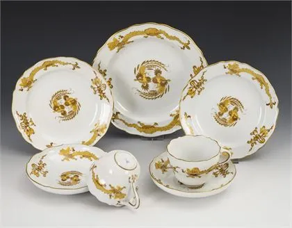 2 Gedecke und 1 Teller "Gelber Drache". Meissen