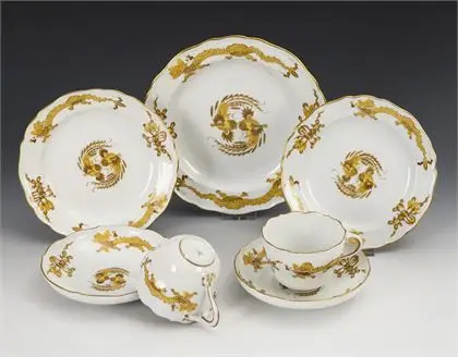2 Gedecke und 1 Teller "Gelber Drache". Meissen