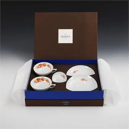 2 Teetassen und 1 Schälchen mit roter Drachenmalerei. Meissen