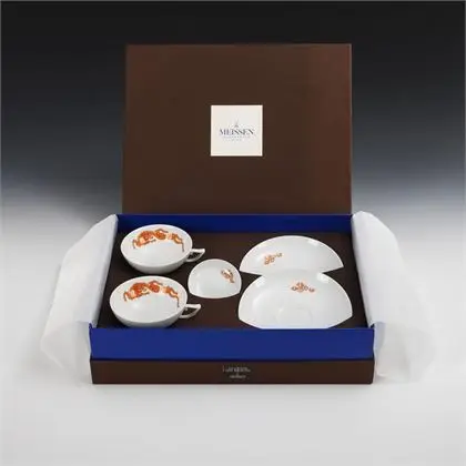 2 Teetassen und 1 Schälchen mit roter Drachenmalerei. Meissen