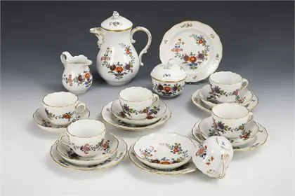 Mokkaservies met Chinese bloemschildering. Meissen
