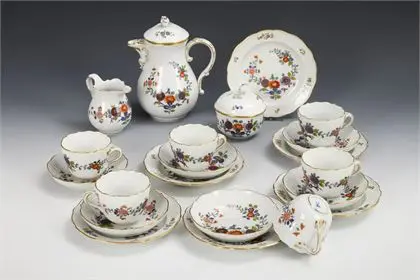 Mokkaservice mit chinesischer Blumenmalerei. Meissen