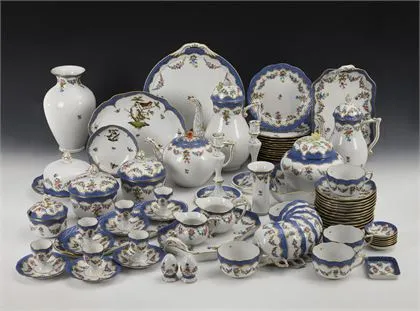 Umfangreiches Kaffee- und Teeservice mit Blumenmalerei. Herend