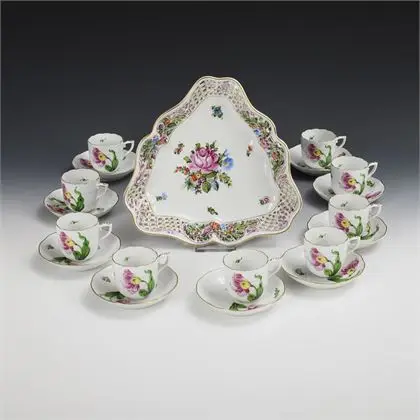 Dreiecksschale und 9 Mokkatassen mit Blumenmalerei. Herend