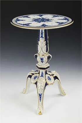 Porcelánový stolek s květinovou dekorací. Schierholz
