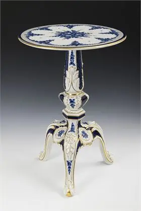 Porcelánový stolek s květinovou dekorací. Schierholz