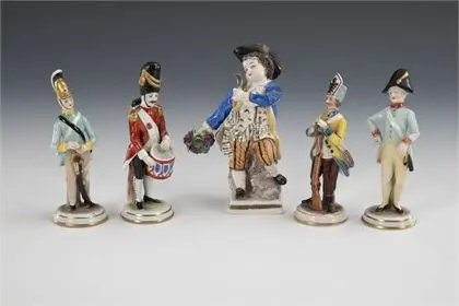 4 figurky vojáků a 1 zahradnický chlapec