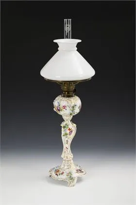 Petroleumlamp met bloemschildering. Thieme