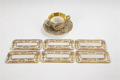 6 porcelánových jmenovek a 1 šálek na moka. Lamm/Dresden