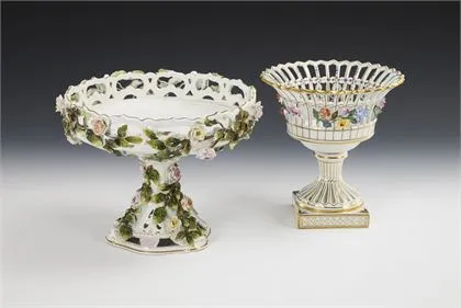 2 tafelstukken met bloemendecoratie