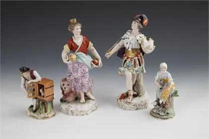 2 mythologische figuren en 2 boerenfiguren