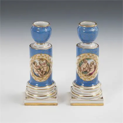 Paar kandelaars met putti-voorstellingen