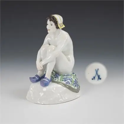Secesní figura: Koupající se. Meissen