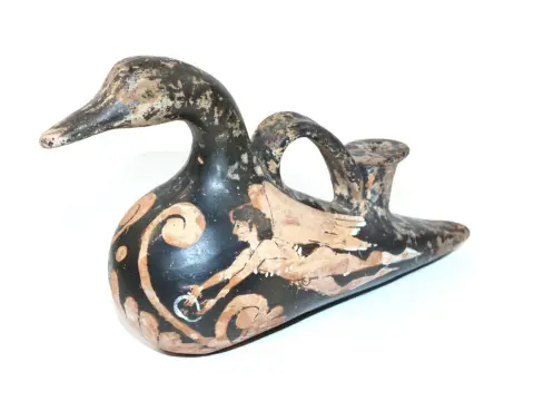 Askos w kształcie kaczki – prawdopodobnie wczesna reprodukcja etruskiego naczynia ceramicznego z czerwonofigurowym męskim geniuszem. 13,5 x 21 cm.