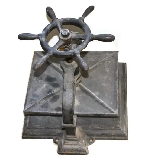 Buchpresse. – Gusseiserne Presse um 1900 mit Drehrad in Form eines Steuerrades
